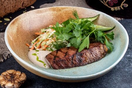 Грудинка телёнка с салатом коул-слоу и перечным соусом