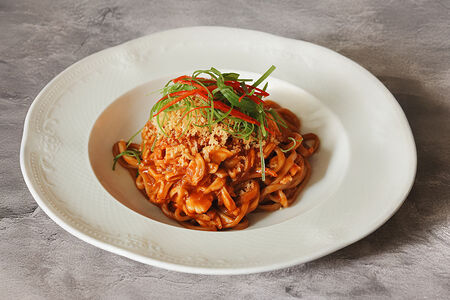 Лапша с крабом и острым томатным соусом