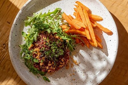 Тартар из мраморной говядины с бататом-фри