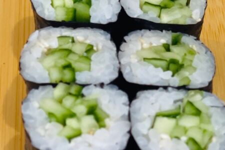 Простой ролл с огурцом 