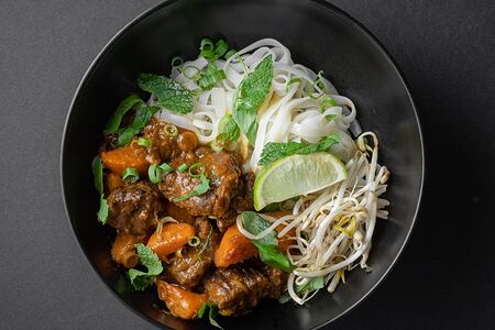 Тушеная говядина с лемонграссом Бо Хо