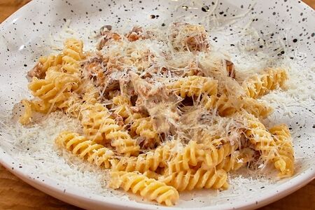 Фузилли с моцареллой, пармезаном и грибами