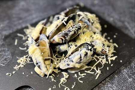 Мидии в раковине и в соусе блю чиз