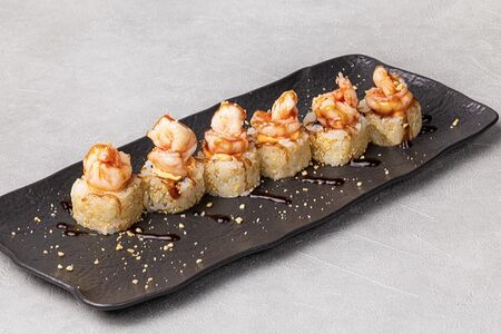 Ролл с глазированной креветкой, сливочным сыром и арахисом