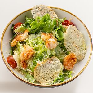 Цезарь с тигровыми креветками на гриле