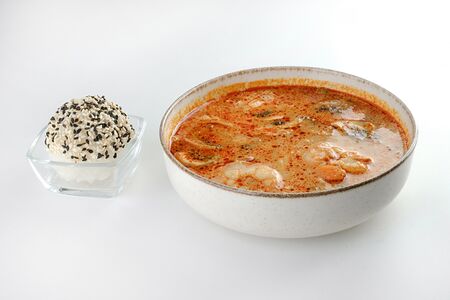 Том ям с морепродуктами