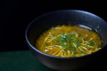 Пряный суп с имбирем и яичной лапшой