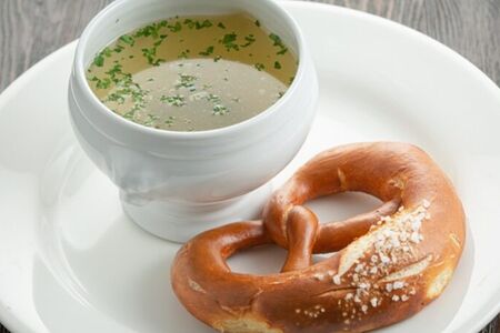 Бульон и брецель