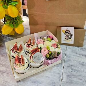 4 кекса и композиция