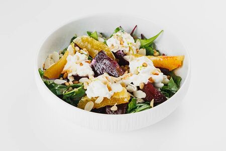 Салат с печеной свёклой, апельсинами и сыром страчателла