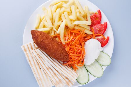 Котлета по-киевски на тарелке