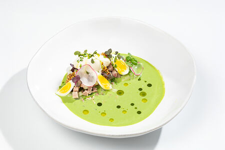 Зеленая окрошка на кефирной основе с языком конфи