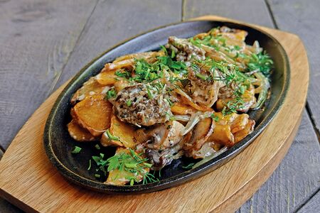 Сковорода с куриной печенью в сливочном соусе 