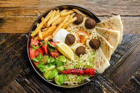 Открытая шаурма с фалафелем и хумусом