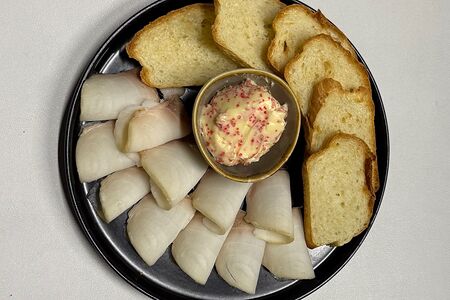 Филе масляной рыбы слабого посола с маслом и чиабаттой 