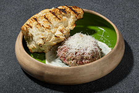 Тартар из говядины со сливочным соусом пармезан