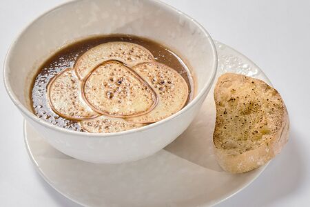 Луковый суп с обожженным сыром скаморца