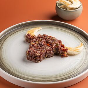 Тартар из говядины, зернистая горчица, каперсы, пшеничные гренки