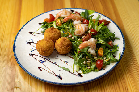 Салат с креветками и сырными шариками