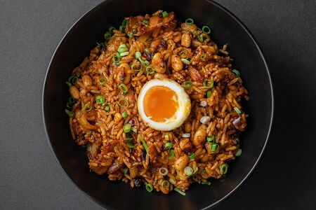 Жареный рис с беконом, бобами и яйцом