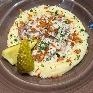 Бефстроганов с картофельным пюре