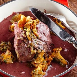 Стейк с сезонными грибами и перечным соусом 