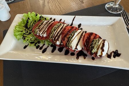 Моцарелла с помидорами