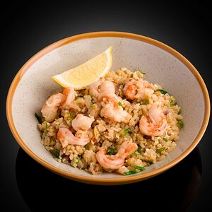 Жаренный рис с креветками с яйцом 