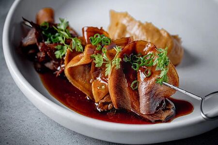 Томленый говяжий язык с кремом из квашеной капусты 