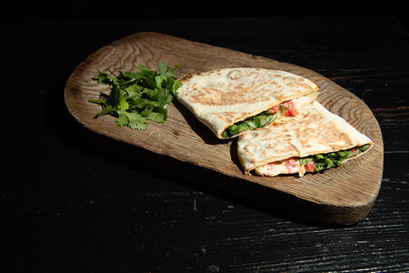 Кесадилья с сыром моцарелла, томатами и зеленью