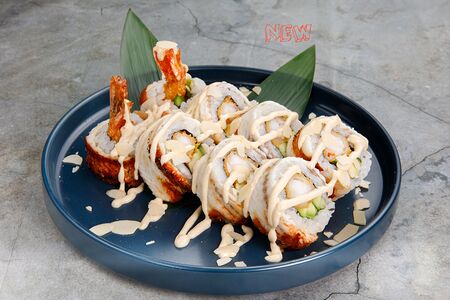 Ролл Санеми с креветкой темпура, угрем и трюфельным соусом