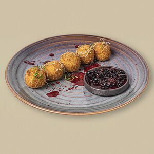 Сырные шарики с ягодным соусом