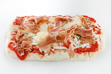 Римская пицца с пармской ветчиной, грушей и сыром дорблю 