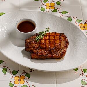 Свиная корейка с печеным картофелем