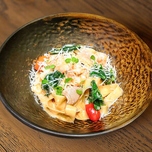 Паста феттуччине с креветками и кальмаром