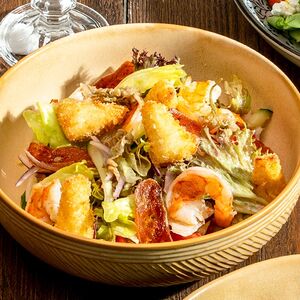Салат с вяленой хурмой, креветками и жареным сыром