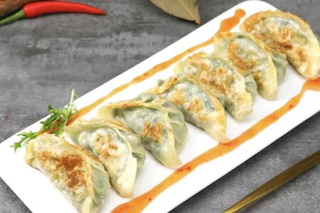 F09 Жареные пельмени с яйцом и луком