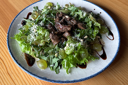 Теплый салат из куриной печени