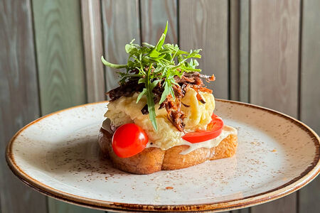 Тост с рваной говядиной