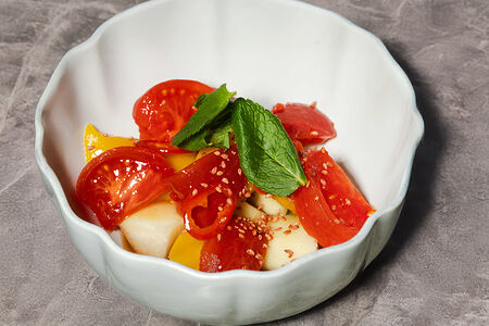 Салат с грушей, томатом и манго