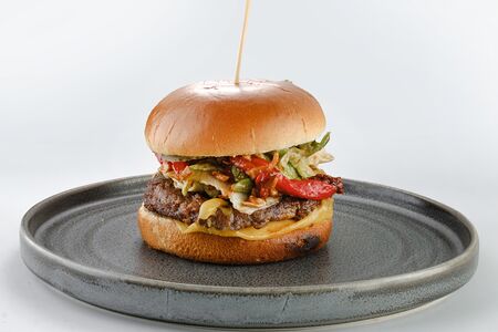 Бургер говяжий с печеным перцем и томатами