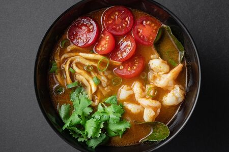 Том ям с креветками и рисом