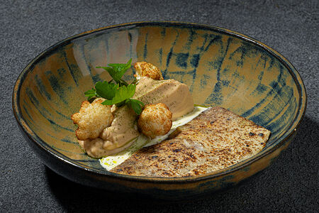 Филе судака с кремом из цветной капусты и соусом из хрена и пармезана