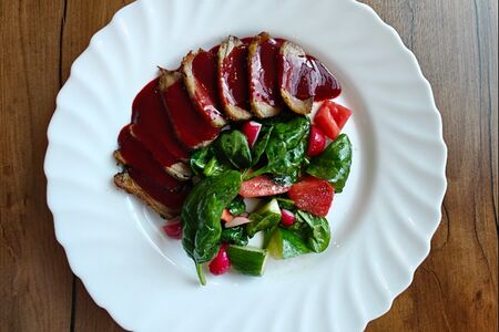 Утиная грудка с вишневым соусом и овощами
