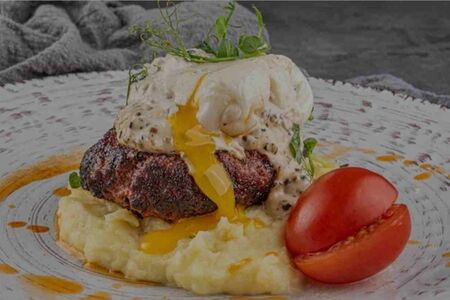 Бифштекс с яйцом пашот