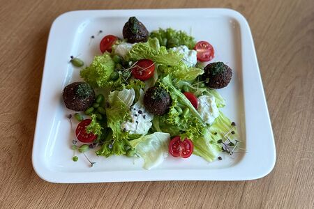 Салат с фалафелем