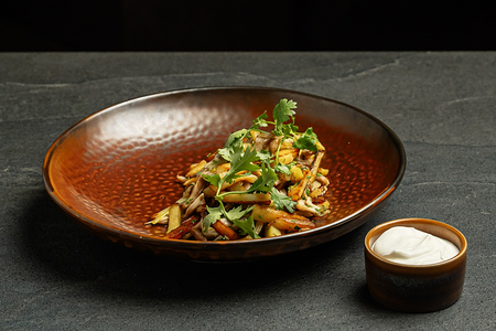 Жареный картофель с вешенками