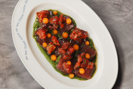 Тунец с маринованным желтком, грейпфрутом и зелёным соусом