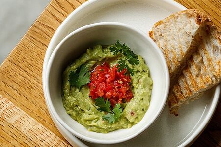 Мятое авокадо с томатной сальсой