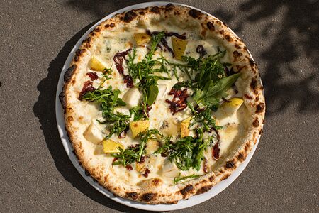 Пицца сливочная с грушей и сыром дорблю 22 см